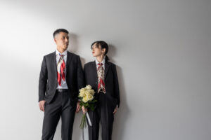 富山のコアラのスタジオでリンクコーデをした新郎新婦のフォトウェディング