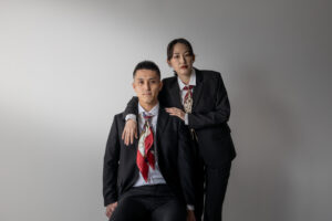 富山のコアラのスタジオでリンクコーデをした新郎新婦のフォトウェディング