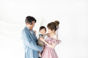 富山のコアラのスタジオでファミリーフォトウェディングを撮影している様子