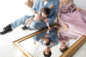 富山のコアラのスタジオでファミリーフォトウェディングを撮影している様子