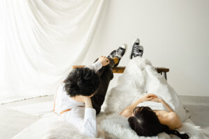 富山のコアラでスタジオで撮影する新郎新婦がお揃いのコンバースを履いているフォトウェディング