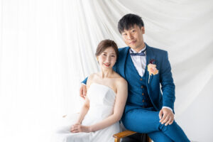 富山のコアラのスタジオで撮影する新郎新婦のフォトウェディング