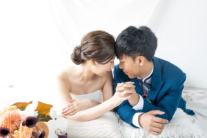 富山のコアラのスタジオで撮影する新郎新婦のフォトウェディング