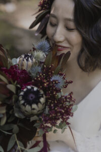 富山のコアラで冬にフォトウェディングを行なった花嫁とブーケのショット