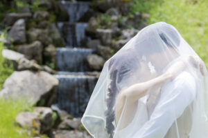 富山のコアラで撮影した新郎新婦の洋装フォトウェディングでベールの中に入っている様子