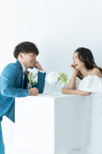 富山のコアラのスタジオで撮影する新郎新婦のフォトウェディング