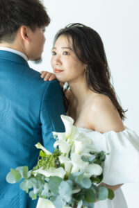 富山のコアラのスタジオで撮影する新郎新婦のフォトウェディング