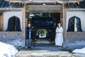 富山のコアラで冬に雪の中で和装フォトウェディングを行なった新郎新婦のフォトウェディング