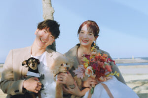 富山のコアラで愛犬とファミリーフォトウェディングを海で撮影したフォトウェディング