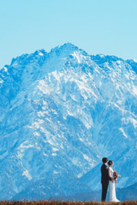 富山市にあるドレスショップコアラで撮影した、立山連峰をバックにしたウエディングフォト