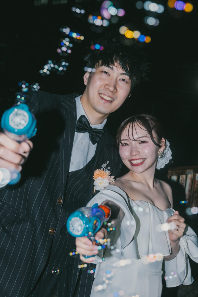 ないとフォトウェディングでシャボン玉をして笑顔な富山の新婚夫婦