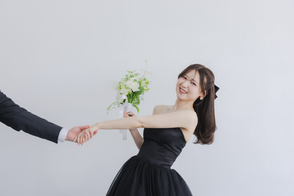 富山のフォトスタジオで洋装フォトウェディングを行うブラックドレスの新郎新婦