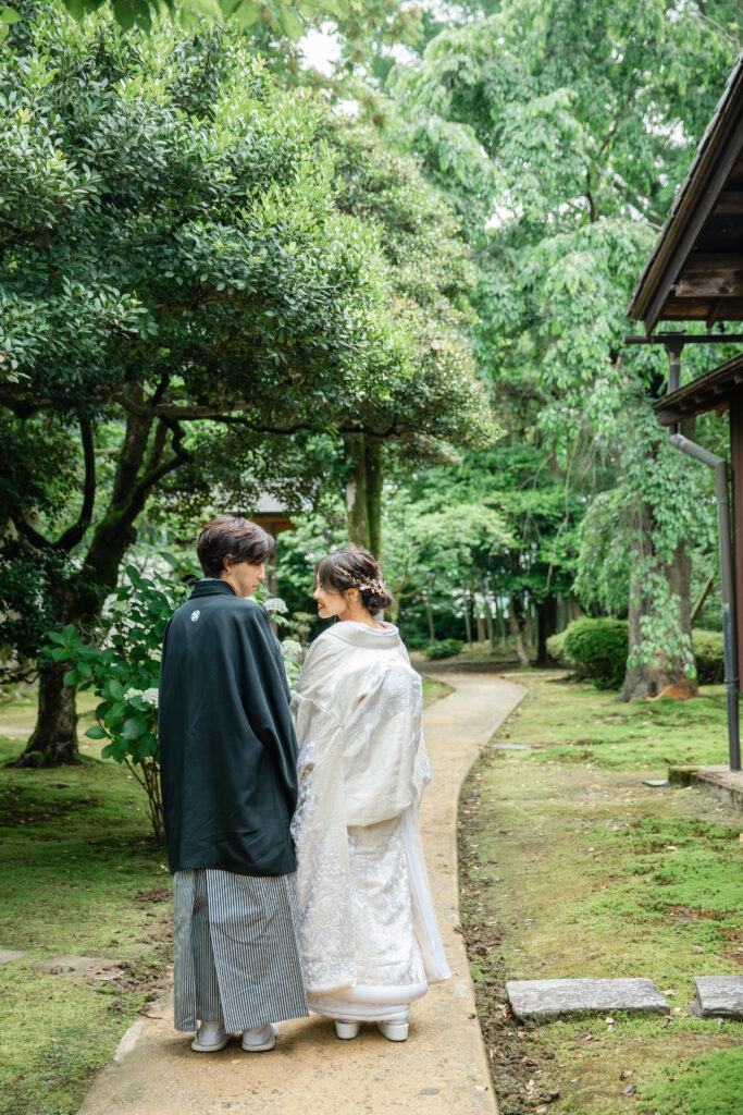 富山のドレスショップコアラが和装で内山邸ロケーションフォトウェディングを行った写真